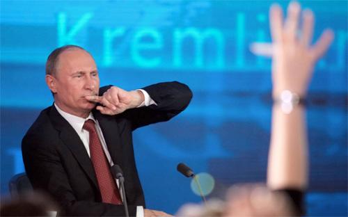Theo The Economist, cách duy nhất để nền kinh tế Nga thoát khỏi tình trạng hiện nay là tái cơ cấu, nhằm khôi phục lại vai trò của thị trường. Và trong lúc Putin đang cân nhắc các lựa chọn, thì nền kinh tế Nga vẫn tiếp tục trượt dốc - Ảnh: EPA.<br>