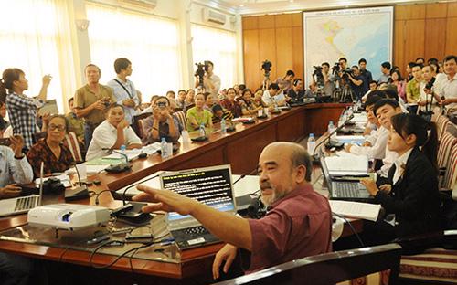 GS. Đặng Hùng Võ tại cuộc đối thoại với dân, diễn ra ở hội trường Bộ Tài nguyên và Môi trường chiều ngày 8/11 - Ảnh: Dân Việt.