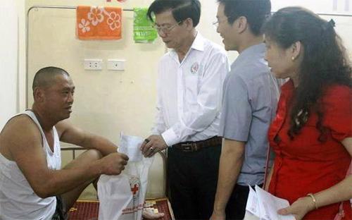 Hội Chữ thập đỏ Hà Tĩnh thăm hỏi, tặng quà lao động nước ngoài đang điều
 trị tại Bệnh viện Đa khoa Hà Tĩnh - Ảnh: Quân Hương/TTXVN.