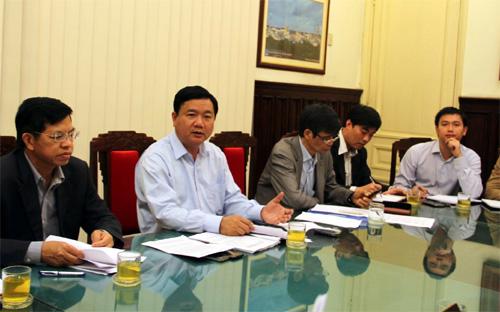 Bộ trưởng Đinh La Thăng tại cuộc họp nghe báo cáo về dự án cảng hàng không quốc tế Long Thành.