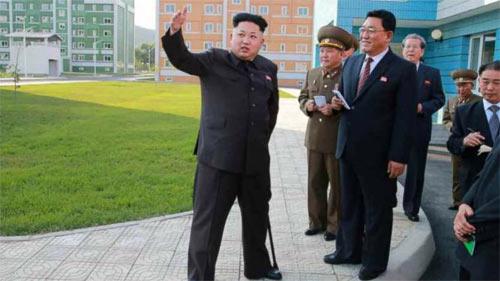 Ông Kim Jong Un đã “tái xuất” trên truyền thông nhà nước Triều Tiên hồi đầu tuần này, đập tan mọi tin đồn. Trong những bức ảnh được đăng tải hôm thứ Hai, nhà lãnh đạo trẻ bước đi với một cây gậy trong tay.