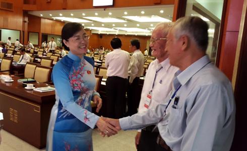 Bà Nguyễn Thị Quyết Tâm, Chủ tịch Hội đồng Nhân dân Tp.HCM (bên trái), người có số phiếu "tín nhiệm cao" nhiều nhất trong đợt này - Ảnh: VTC.<br>
