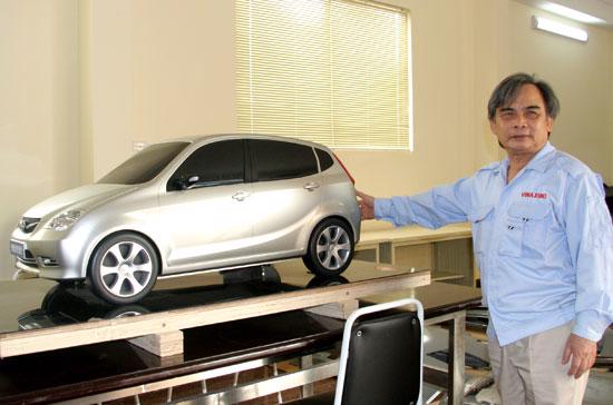  Ông Bùi Ngọc Huyên giới thiệu một mẫu xe du lịch thương hiệu Việt của Vinaxuki, cuối năm 2010.