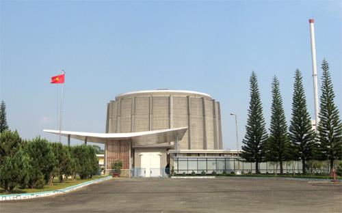 Phía trước Viện Nghiên cứu hạt nhân Đà Lạt, Việt Nam. Chính phủ Việt Nam và Mỹ đã đạt thỏa thuận về hợp tác hạt nhân dân sự 
vào tháng 10 năm ngoái bên lề hội nghị cấp cao Hiệp hội Các quốc gia 
Đông Nam Á (ASEAN) lần thứ 23 diễn ra ở Brunei. 