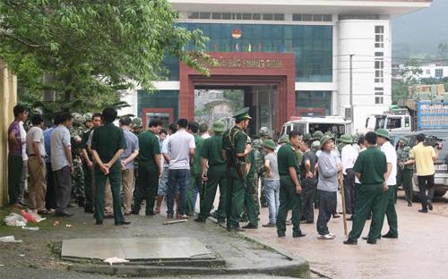 Lực lượng công an, biên phòng Việt Nam đã ổn định tình hình, bắt giữ các đối tượng và bàn giao cho phía Trung Quốc - Ảnh: Thành Duy/Tiền Phong.
