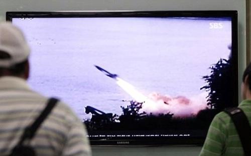 Một vụ thử tên lửa của Triều Tiên được tường thuật trên kênh SBS của Hàn Quốc - Ảnh: AP.