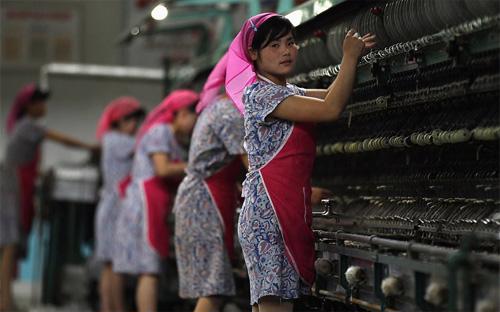 Công nhân tại một nhà máy dệt ở Triều Tiên.<br>