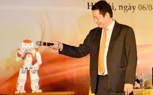 Ông Trương Gia Bình và chú robot Smartoshin, tại đại hội cổ đông của FPT diễn ra hôm 6/4 vừa qua.<br>