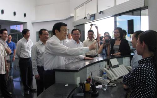 Chủ tịch nước Trương Tấn Sang đến thăm, động viên nhà máy của Esquel tại Bình Dương sau khi xảy ra sự cố - Ảnh: LĐ.<br>