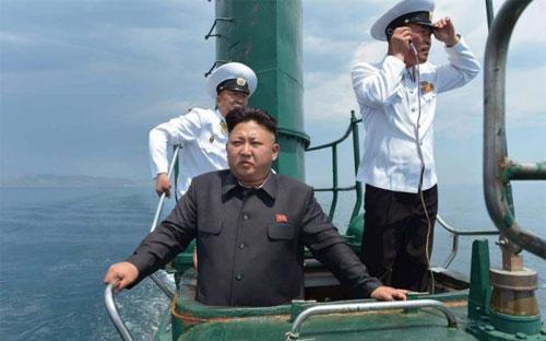 Nhà lãnh đạo Kim Jong Un thị sát tàu ngầm trong một bức ảnh được KCNA công bố ngày 16/6.<br>