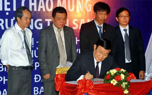 Chủ tịch nước Trương Tấn Sang ghi lưu bút sổ vàng truyền thống của Hiệp hội Các nhà đầu tư Việt Nam sang Myanmar (AVIM).<br>
