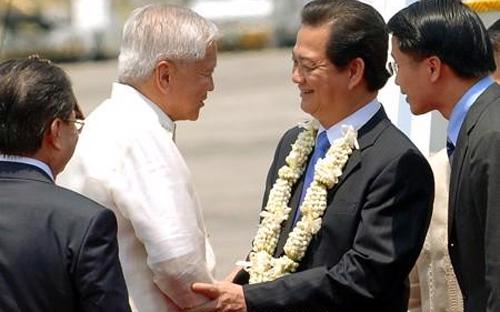 Ngoại trưởng Philippinnes Albert F. Del Rosario ra sân bay Villamor đón 
Thủ tướng Nguyễn Tấn Dũng và đoàn đại biểu Việt Nam - Ảnh VGP/Nhật 
Bắc.