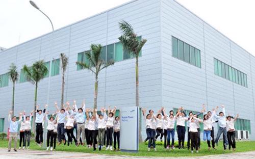 Nhân viên khu phức hợp Samsung Electronics tại tỉnh Bắc Ninh. Bức tranh xuất khẩu năm 2012 của Việt Nam ghi nhận sự tỏa sáng của những nhà đầu tư lớn như Samsung.<br>