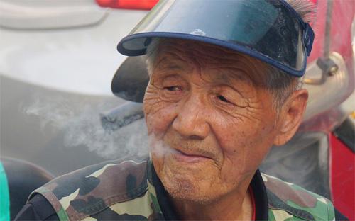 Hàn Quốc có hệ thống hưu trí kém phát triển và tỷ lệ người cao tuổi nghèo đói vào hàng cao nhất trong số các nước thuộc Tổ chức Hợp tác và Phát triển kinh tế (OECD).