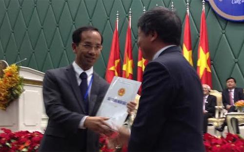 Lãnh đạo Bộ Kế hoạch và Đầu tư trao giấy phép đầu tư vào Campuchia 
cho ông Mai Hoài Anh, Giám đốc Điều hành kinh doanh Vinamilk.