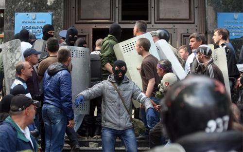 <span>Người biểu tình đụng độ với cảnh sát chống báo động tại văn phòng công tố ở Donetsk ngày 1/5 - Ảnh: AFP.</span>