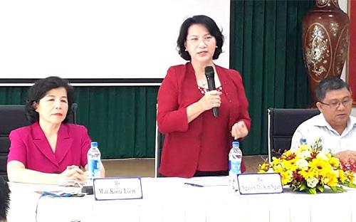 Bà Nguyễn Thị Kim Ngân (người đứng) phát biểu trong buổi làm việc với ban lãnh đạo Vinamilk.<br>