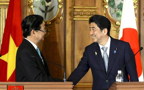 Thủ tướng Nguyễn Tấn Dũng (trái) hội kiến Thủ tướng Nhật Bản Shinzo Abe, hôm 4/7 vừa qua. Việt - Nhật đã tuyên bố cơ bản kết thúc đàm phán song phương trong khuôn khổ Hiệp định Đối tác xuyên Thái Bình Dương (TPP). Hai bên sẽ nỗ lực cùng các thành viên khác sớm kết thúc đàm phán và ký TPP trong thời gian tới - Ảnh: Reuters.