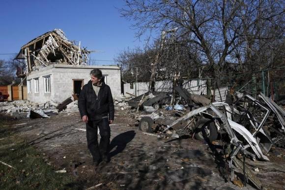 Một người đàn ông đi trong khung cảnh đổ nát tại Donetsk, Ukraine, ngày 6/11 - Ảnh: Reuters.<span style="width:624px;"><br></span>