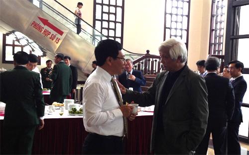 Bộ trưởng Bộ Ngoại giao Phạm Bình Minh (bên trái) trò chuyện với đại biểu Dương Trung Quốc bên hành lang Quốc hội - Ảnh: Nguyên Thảo.<br>