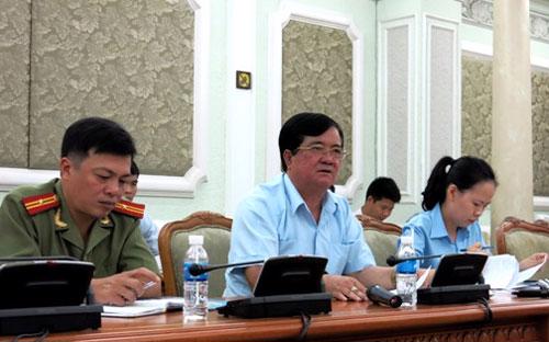 Theo ông Võ Văn Luận (người ngồi giữa), Chánh văn phòng và là người phát ngôn của UBND Tp.HCM, kiến nghị này là để đảm bảo tính khách quan khi nhìn nhận về chỉ tiêu tăng trưởng xuất khẩu.<br>
