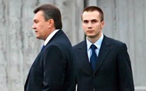 Tổng thống bị phế truất của Ukraine, ông Viktor Yanukovych và con trai, Oleksander Yanukovych.