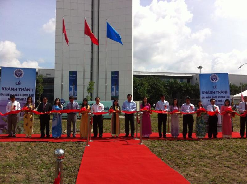 Đài kiểm soát không lưu sân bay Tân Sơn Nhất do Tổng công ty Quản lý bay Việt Nam làm chủ đầu tư, với tổng mức đầu tư 400 tỷ đồng, mới được đưa vào sử dụng từ tháng 6/2013 và khánh thành đầu tháng 7/2013 - Ảnh: Cục Hàng không Việt Nam.<br>