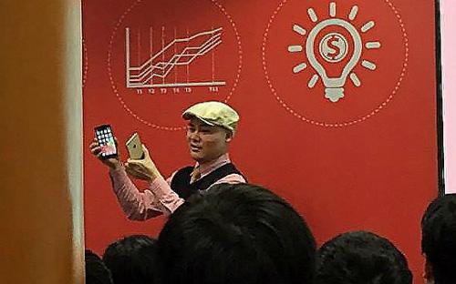 Tổng giám đốc Nguyễn Tử Quảng với smartphone của Bkav (có tên là Bphone) và chiếc iPhone 6 Plus của Apple, tại hội nghị nội bộ của công ty.<br>
