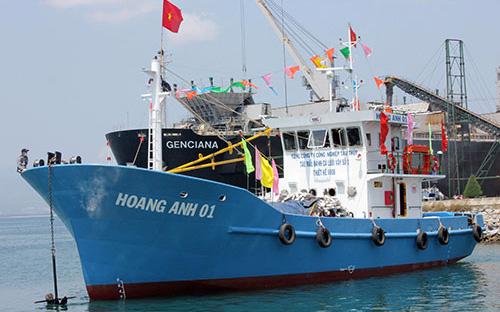 Tàu cá vỏ thép đầu tiên ở tỉnh Quảng Ngãi được bàn giao cho ngư dân - Ảnh: NLĐ.<br>