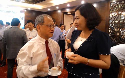 Phó thống đốc Nguyễn Thị Hồng và TS. Lê Đăng Doanh, bên lề Diễn đàn Kinh tế Mùa xuân 2015.<br>