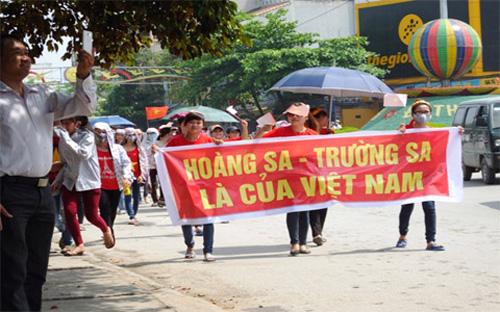 Một cuộc tuần hành của công nhân nhằm phản đối Trung Quốc xâm phạm chủ quyền Việt Nam, diễn ra sáng 16/5 tại Thanh Hóa - Ảnh: VNN.<br>