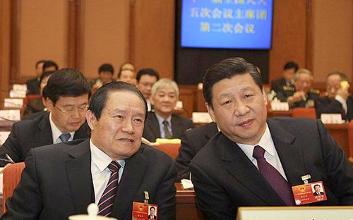 Ông Chu Vĩnh Khang (bên trái) và Chủ tịch Trung Quốc Tập Cận Bình tại một phiên họp đầu năm 2012 - Ảnh: Chinanews.