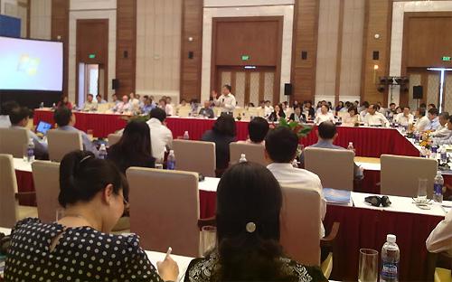 Chuyên gia Trần Đình Thiên (người đứng) tham gia thảo luận tại Diễn đàn Kinh tế Mùa thu 2015, diễn ra ở Sầm Sơn, Thanh Hóa.