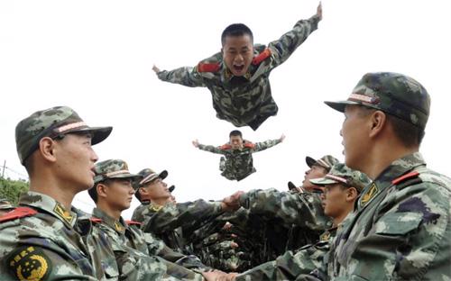 Quân đội Trung Quốc đã tăng lương cho binh sỹ có bằng đại học để theo kịp mức lương ở khu vực tư nhân.<br>
