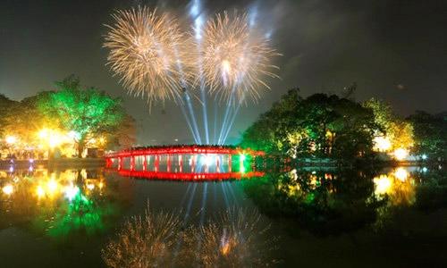 Vào 21h tối 2/9, Hà Nội sẽ tổ chức bắn pháo hoa tầm cao tại 5 điểm: hồ Hoàn Kiếm, công viên Thống Nhất, hồ Văn Quán, sân vận động quốc gia 
Mỹ Đình và hồ Tây.<br>