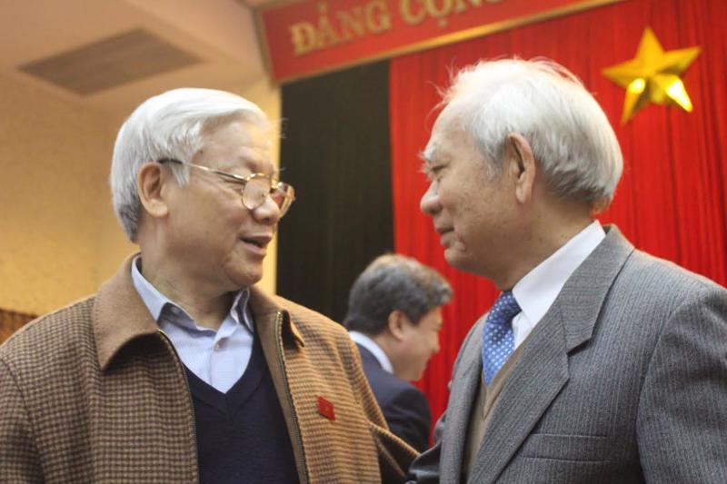 Tổng bí thư Nguyễn Phú Trọng (bên trái) tiếp xúc cử tri sau kỳ họp thứ 8 của Quốc hội - Ảnh: NQ.