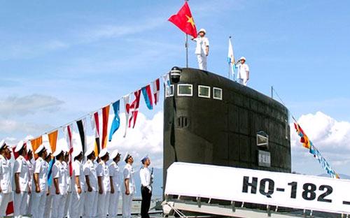 Cờ Tổ quốc tung bay trên tàu ngầm HQ-182 Hà Nội - Ảnh: VGP.<br>