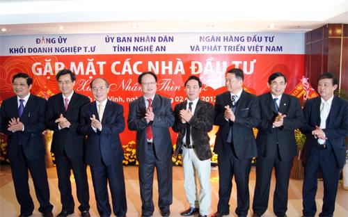 Hình ảnh tại ngày hội đầu tư đầu năm 2014 của tỉnh Nghệ An, dưới sự chứng kiến của Chủ tịch Quốc hội Nguyễn Sinh Hùng.