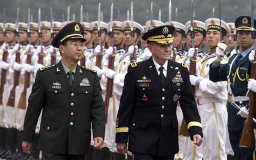 Tướng Fang Fenghui (trái) đón tiếp tướng Martin Dempsey (phải) khi ông Dempsey tới thăm Bắc Kinh vào tháng 4/2013 - Ảnh: AP.<br>
