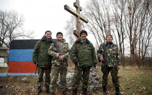 Một nhóm binh sỹ ly khai ở Donetsk thuộc miền Đông Ukraine ngày 15/11 - Ảnh: Reuters.<br>