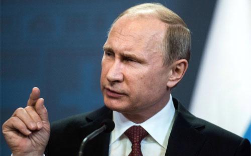 Tổng thống Nga Vladimir Putin phát biểu tại một cuộc họp báo ở Budapest ngày 17/2 - Ảnh: Bloomberg.<br>