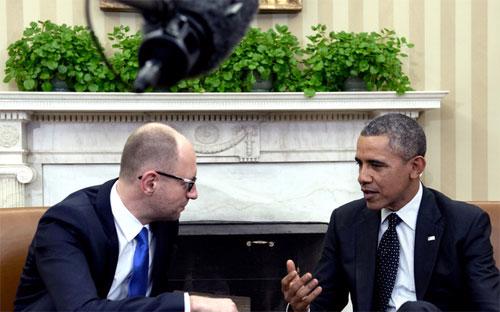Tổng thống Mỹ Barack Obama (phải) và Thủ tướng lâm thời Ukraine Arseniy Yatsenyuk trong cuộc gặp tại Nhà Trắng ngày 12/3 - Ảnh: Getty/Bloomberg.<br>