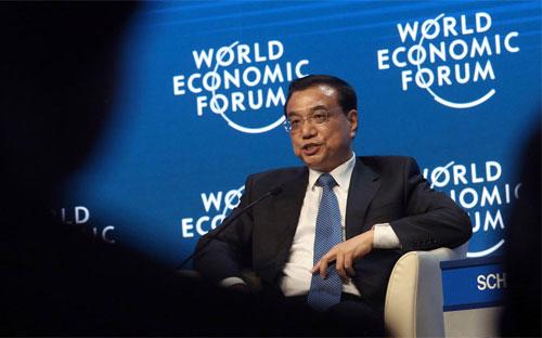 Thủ tướng Trung Quốc Lý Khắc Cường phát biểu tại Diễn đàn Kinh tế Thế giới (WEF) tại Davos, Thụy Sỹ ngày 21/1 - Ảnh: Bloomberg.<br>