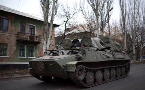 Xe tăng trên đường phố Donetsk thuộc miền Đông Ukraine - Ảnh: Independent.<br>