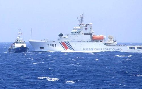 Tàu hải cảnh Trung Quốc hung hăng đâm ngang tàu Việt Nam trên biển Đông - Ảnh: News.