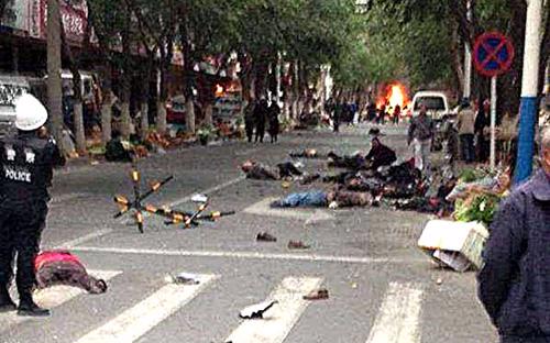 Hiện trường vụ tấn công đẫm máu tại một khu chợ trời ở Urumqi, Tân Cương hồi tháng 5 năm nay - Ảnh: THX.<br>