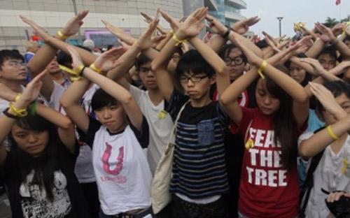 Người biểu tình Hồng Kông quyết không rời vị trí sáng 1/10 - Ảnh: Reuters.<br>