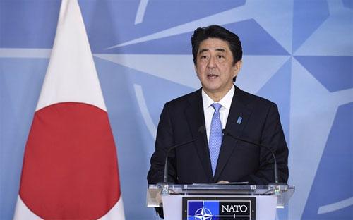 Thủ tướng Nhật Shinzo Abe phát biểu tại trụ sở của NATO ở Brussels, Bỉ, ngày 7/5 - Ảnh: AFP/Getty.<br>
