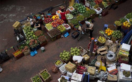 Một góc chợ Hôm của Hà Nội - Ảnh: Bloomberg.<br>