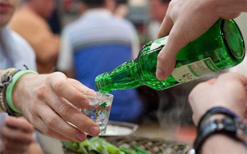 Doanh số của Soju, loại rượu gạo là đồ uống có cồn phổ biến nhất ở Hàn Quốc, đang tăng mạnh.